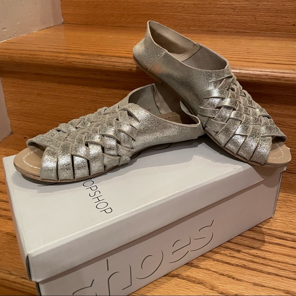 TOPSHOP Metallic/Silver Flats 6.5 fits like a 7. Good condition.